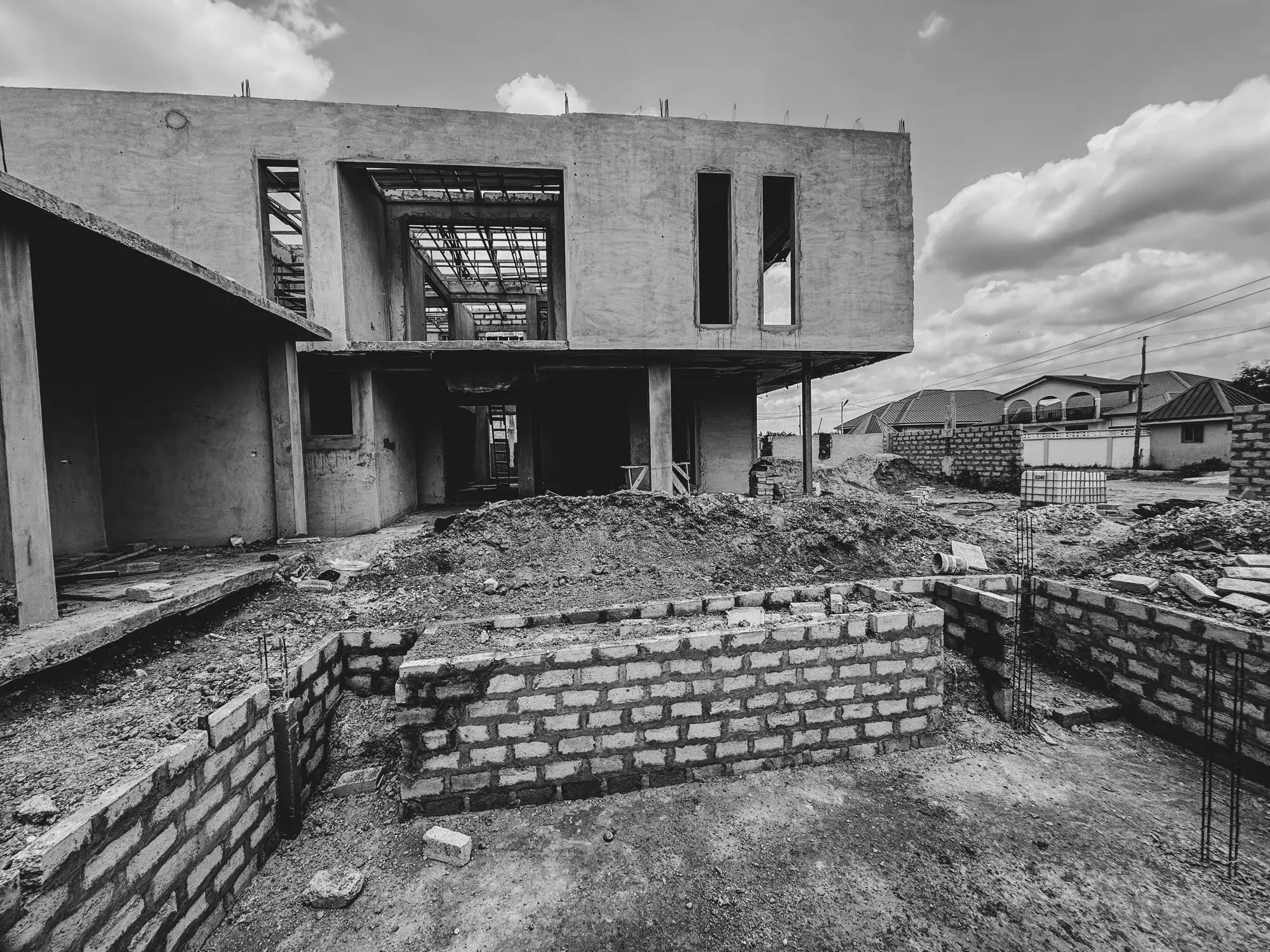 Black-and-white construction photograph of Vee’s House as the upper-level structure takes shape in Katamanso